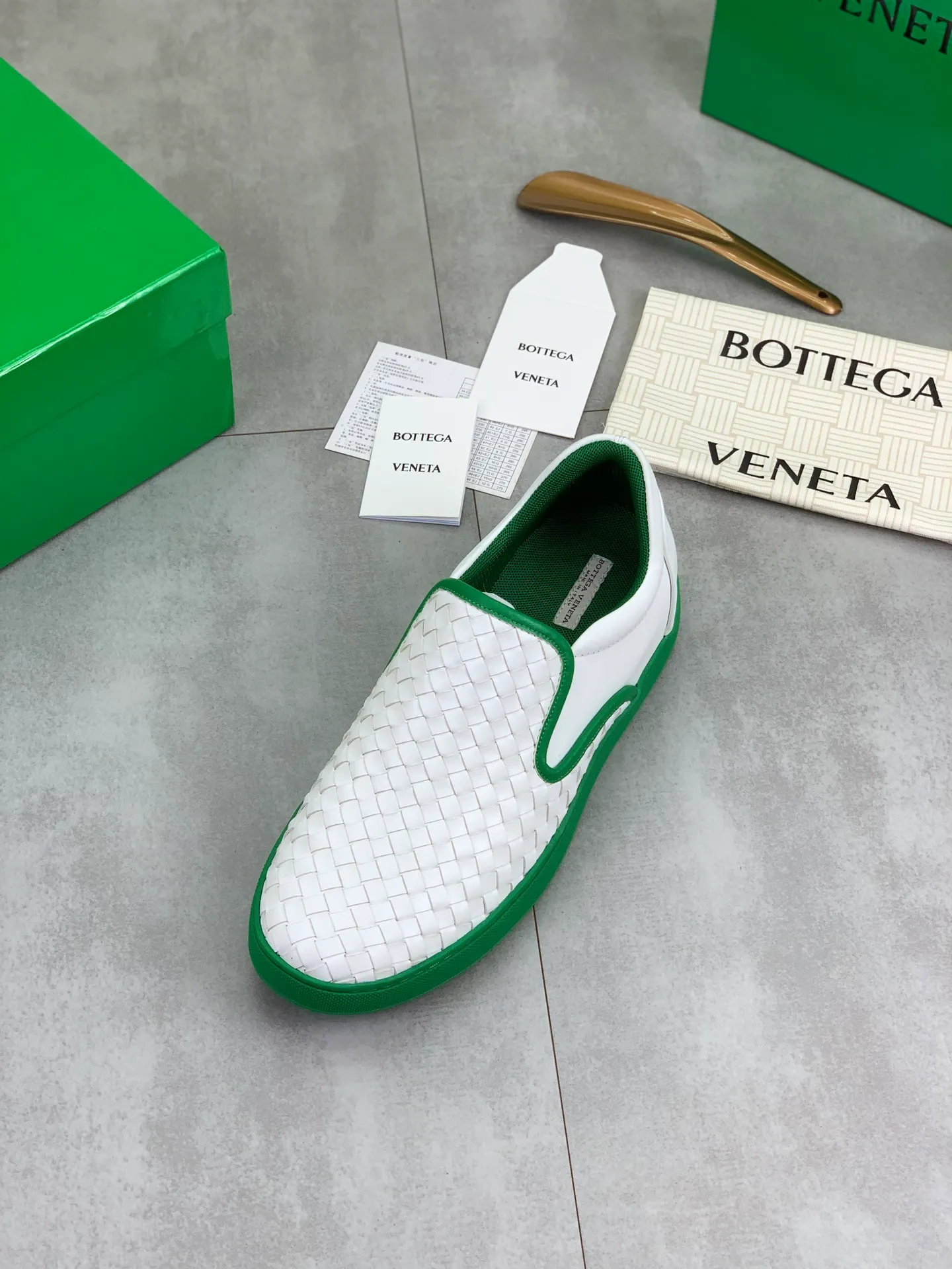 Factory price P720 💰Top quality💎💎💎 BOTTEGA VENETA official website synchronous couple👫The latest top version of the highest version of BV high-top casual shoes in the market, accept material comparison, shoe type comparison, process comparison, practical and textured, versatile, suitable for any occasion, the more you look at it, the more flavorful it becomes. Pure hand-woven craftsmanship - upper material, imported original woven calfskin - high-quality water-dyed cowhide inside - original private model customized outsole -Size: male 39-44 (customized 38 45 46) female 35-39 (customized 34 40 41) Comes with original BV green box, complete packaging.